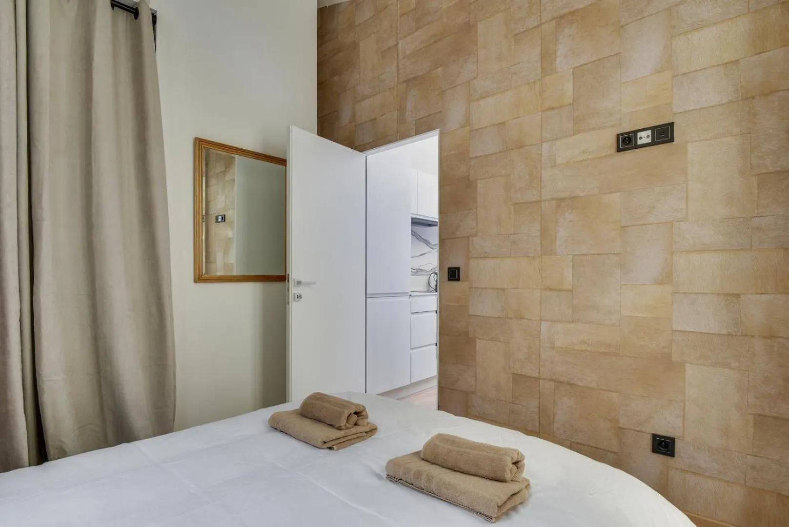 141 Klein - Superbe A Paris. *